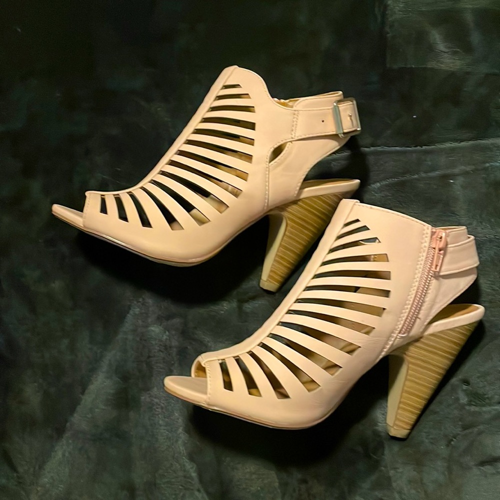 Soft pink colored heels Super comfortable